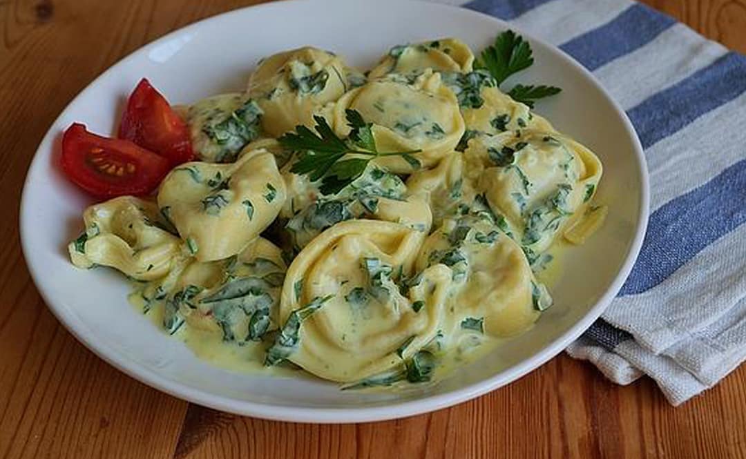 Tortellini in parsley sauce