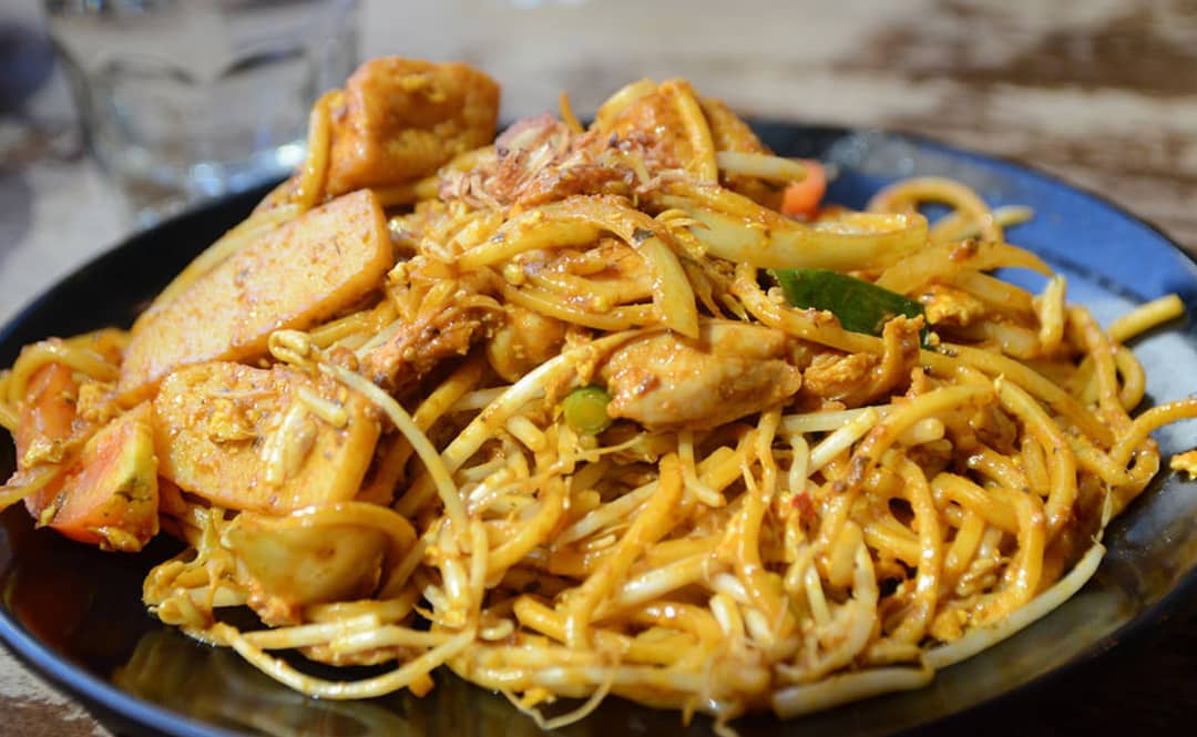Mee goreng with chicken and prawns